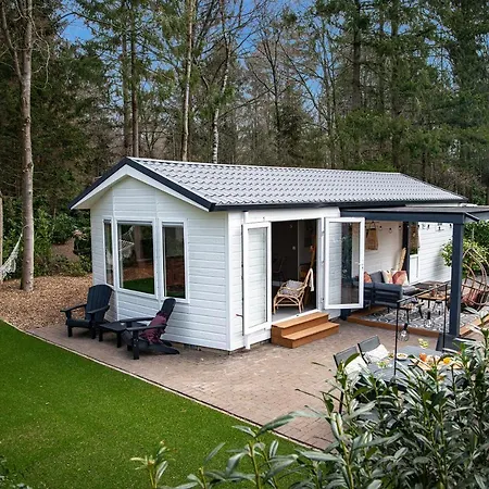 Semesterbostad Stayatsas Sam, Middenin Het Bos, Kindvriendelijk, Stijlvol Ingericht, Parkeren Naast Het Huisje,veel Privacy, Ruime Tuin Epe