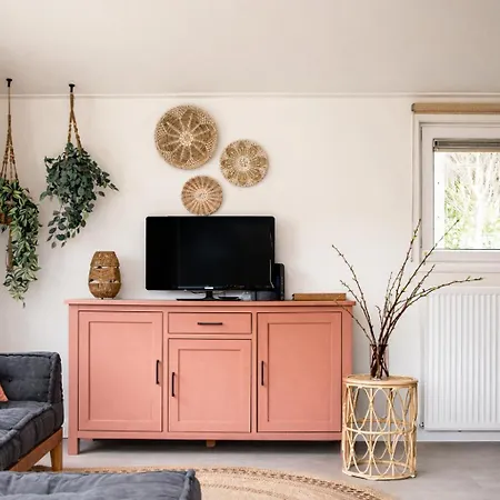 Stayatsas Sam, Middenin Het Bos, Kindvriendelijk, Stijlvol Ingericht, Parkeren Naast Het Huisje,veel Privacy, Ruime Tuin בית נופש *