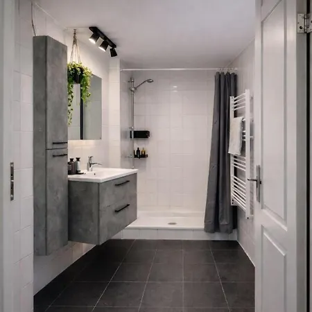 Stayatsas Sam, Middenin Het Bos, Kindvriendelijk, Stijlvol Ingericht, Parkeren Naast Het Huisje,veel Privacy, Ruime Tuin בית נופש *