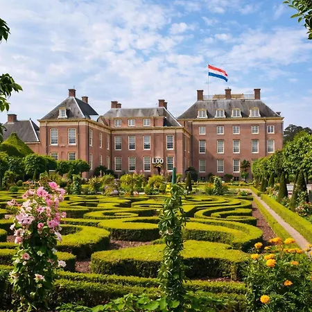 Stayatsas Sam, Luxe Boshuis Met Veranda
