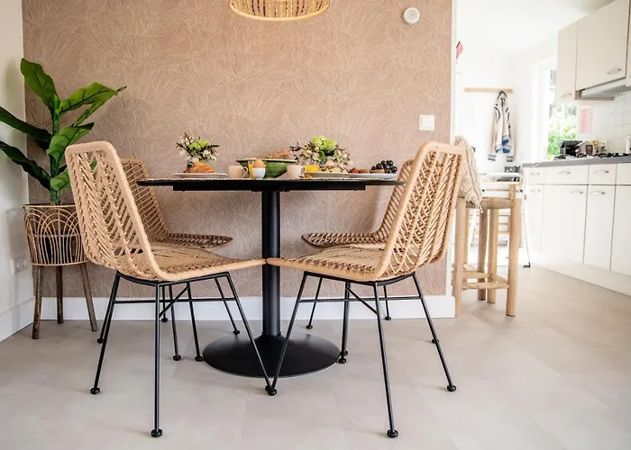 Semesterbostad Stayatsas Sam, Middenin Het Bos, Kindvriendelijk, Stijlvol Ingericht, Parkeren Naast Het Huisje,veel Privacy, Ruime Tuin