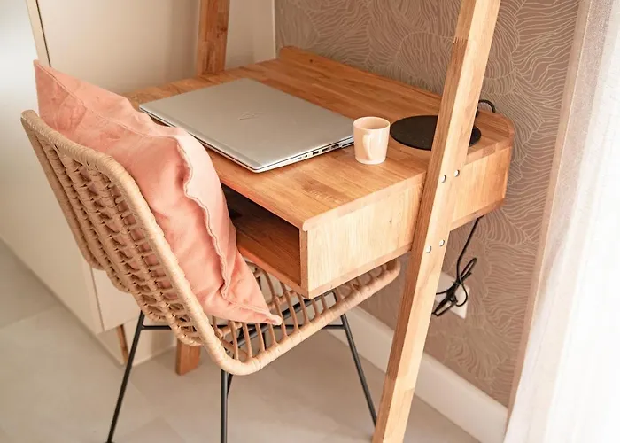 Semesterbostad Stayatsas Sam, Middenin Het Bos, Kindvriendelijk, Stijlvol Ingericht, Parkeren Naast Het Huisje,veel Privacy, Ruime Tuin