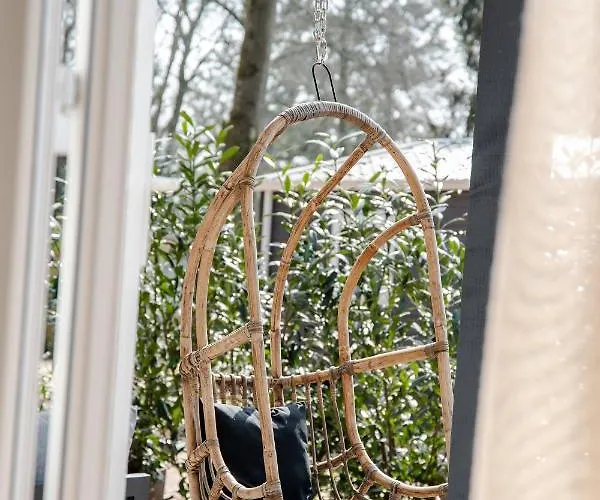 Semesterbostad Stayatsas Sam, Middenin Het Bos, Kindvriendelijk, Stijlvol Ingericht, Parkeren Naast Het Huisje,veel Privacy, Ruime Tuin