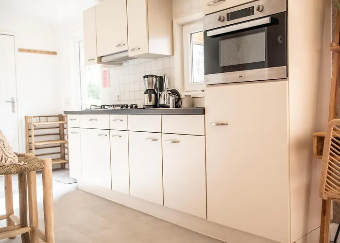 Semesterbostad Stayatsas Sam, Middenin Het Bos, Kindvriendelijk, Stijlvol Ingericht, Parkeren Naast Het Huisje,veel Privacy, Ruime Tuin *