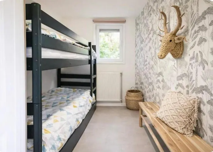 בית נופש Stayatsas Sam, Middenin Het Bos, Kindvriendelijk, Stijlvol Ingericht, Parkeren Naast Het Huisje,veel Privacy, Ruime Tuin אפ